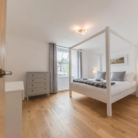 Stylish, Family Friendly Central With Wood Burner *