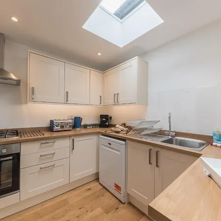 Stylish, Family Friendly Central With Wood Burner *