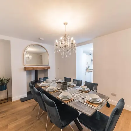 Stylish, Family Friendly Central With Wood Burner *